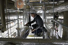 永和工業は、商業ビル・公共ビル・工場施設を中心とした各種配管工事、空調機器メンテナンス及び修理工事をはじめとした、総合メンテナンスを行っています。